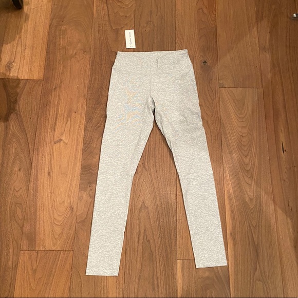 NWT Outdoor Voices 7/8 Warmup Legging in Dove - Picture 3 of 5